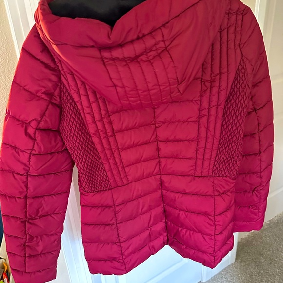 Bernado puffer red maroon jacket xs with hood. Packable coat. Waterproof jacket - Picture 4 of 4